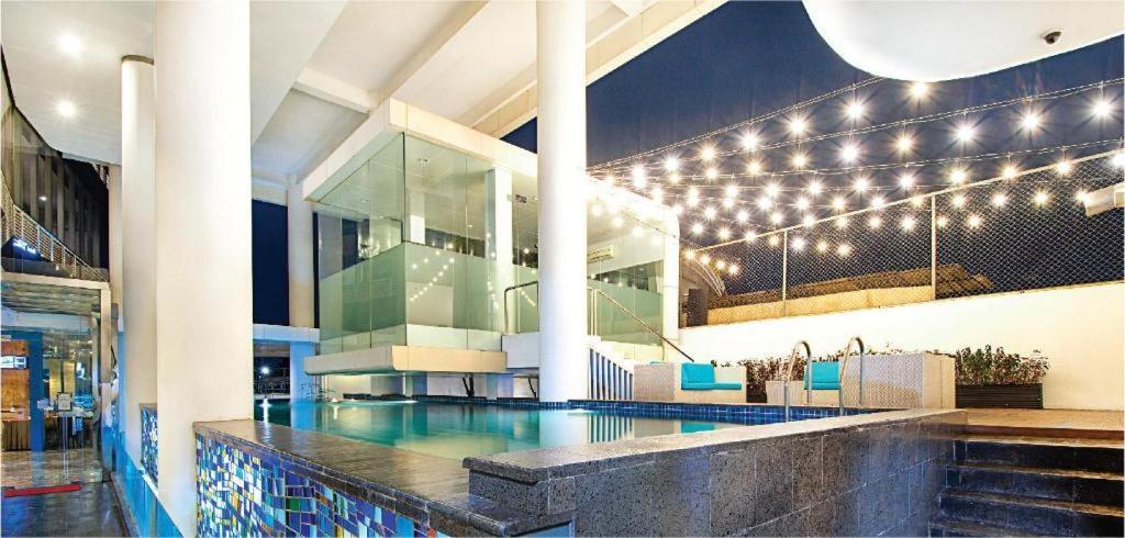 Blue Sky Hotel Petamburan Jacarta Exterior foto